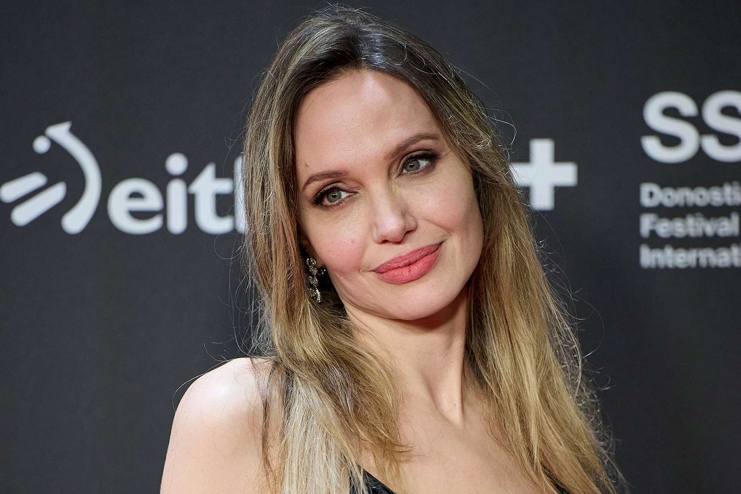 Angelina Jolie Says 'I Don't Recognize My Country' Right Now: 'Serious  Times'